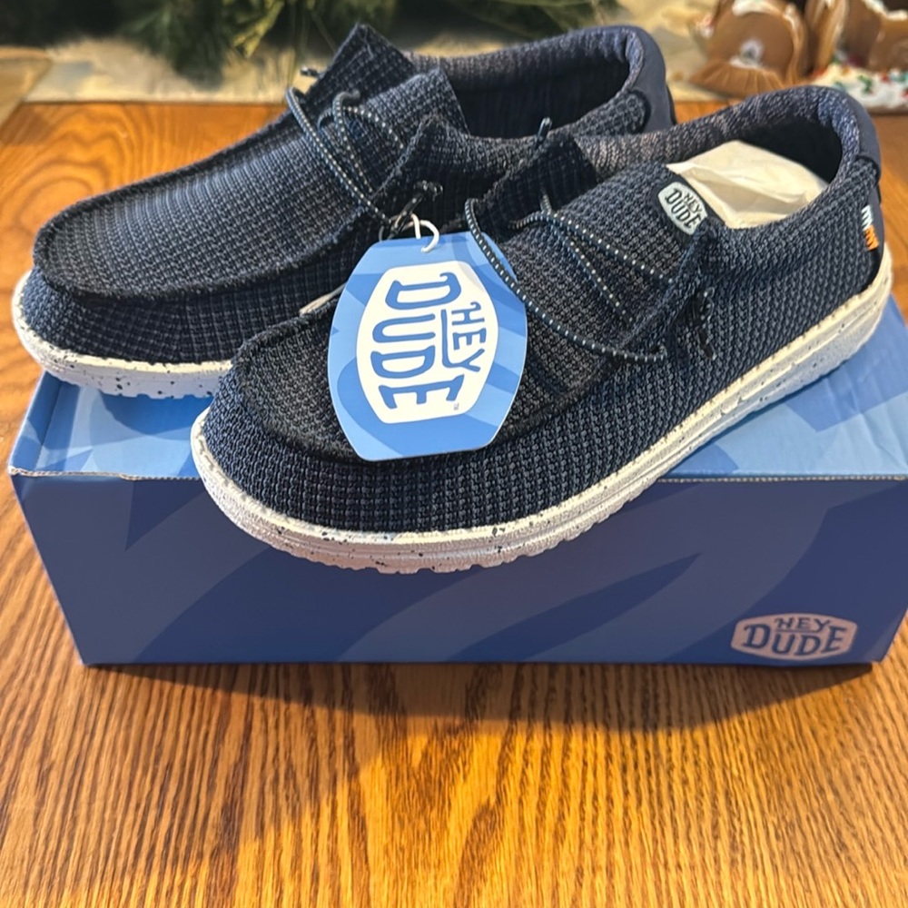 Wally youth navy size 5 Hey Dudes